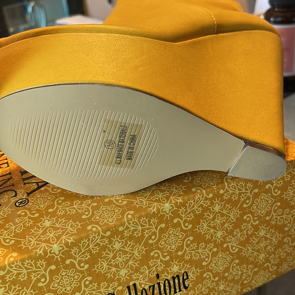 Size 10 mustard yellow wedges Sandler very cute Mona Mia collection - Picture 4 of 4